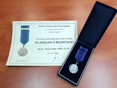 Prezident AZZS ČR převzal medaili HZS ČR Za zásluhy o bezpečnost