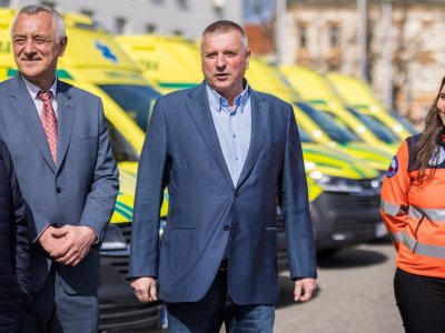 OLOMOUČTÍ ZÁCHRANÁŘI MAJÍ DALŠÍCH DEVĚT SANITEK, NOVÉ VOLKSWAGENY DODAL SICAR