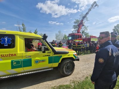 Skoro 300 hasičů, záchranářů a policistů z Česka, Slovenska i Rakouska si vyzkoušelo nácvik záchranných prací při povodních