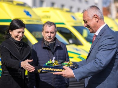 OLOMOUČTÍ ZÁCHRANÁŘI MAJÍ DALŠÍCH DEVĚT SANITEK, NOVÉ VOLKSWAGENY DODAL SICAR