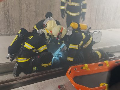 Jihomoravští záchranáři cvičili v novém tramvajovém tunelu