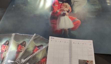 Charitativní stolní kalendáře a diáře od ZZS JmK jsou na světě