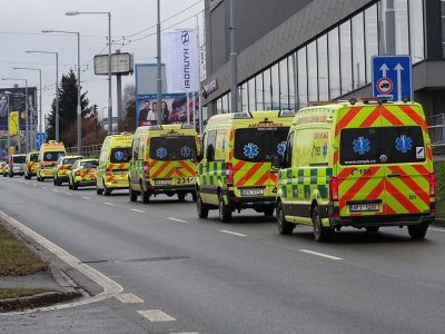 Kolona sanitek doprovodila Václava „Bada“ Janečka na jeho poslední cestě