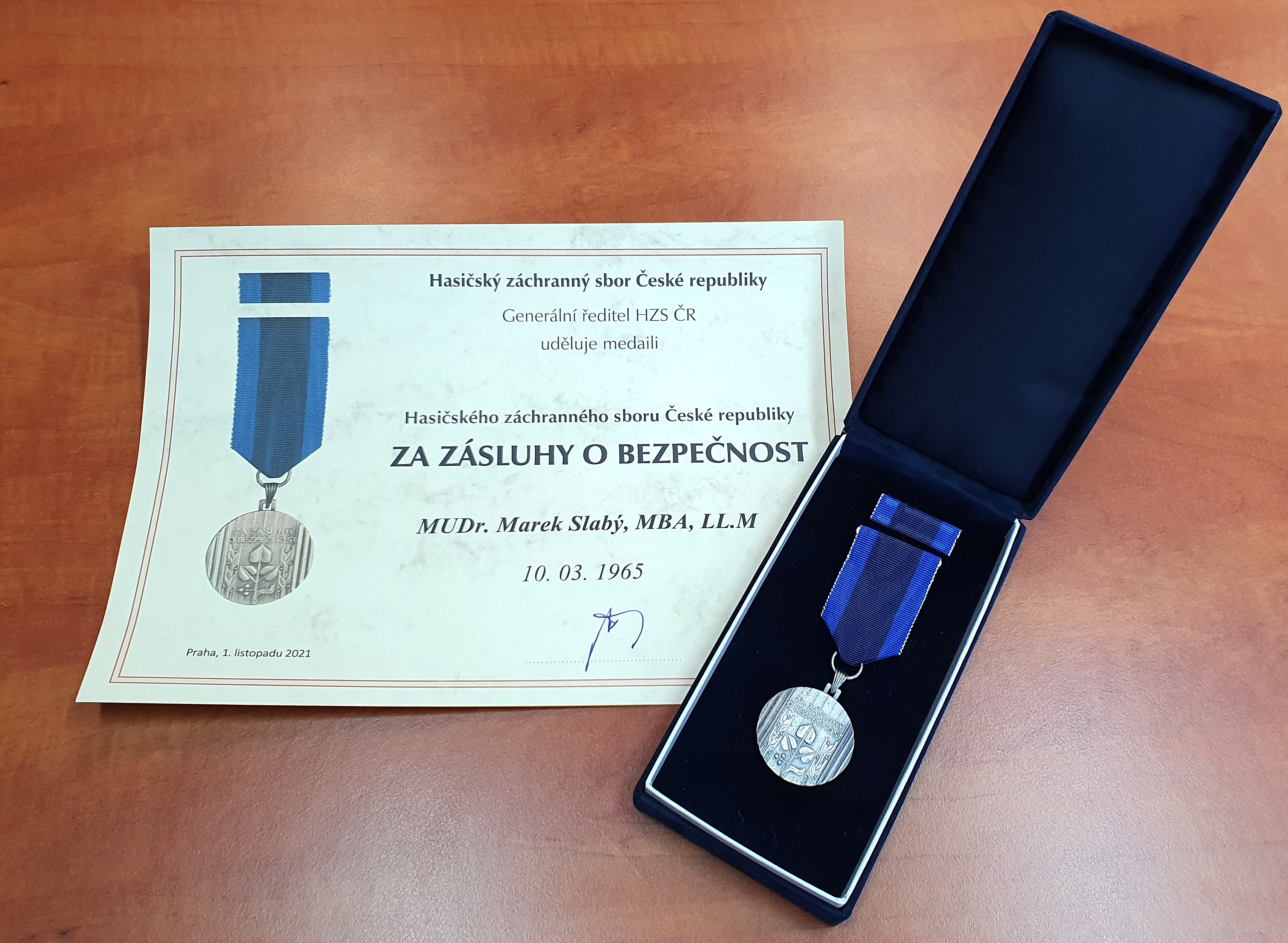 Prezident AZZS ČR převzal medaili HZS ČR Za zásluhy o bezpečnost