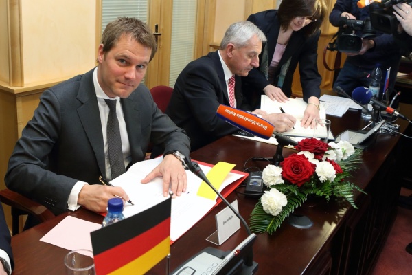 Podpis Rámcové smlouvy mezi Českou republikou a Spolkovou republikou Německo o přeshraniční spolupráci v oblasti zdravotnické záchranné služby 